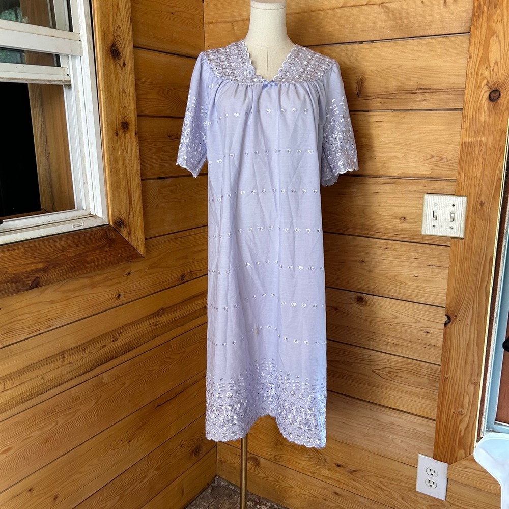 Vintage Nightgown Women Medium Large Lavender Eyelet Lace House Dress Vida Vi
